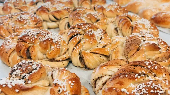 Nystekte kanelbollar med perlesukker frå Mjonøy Bakeri